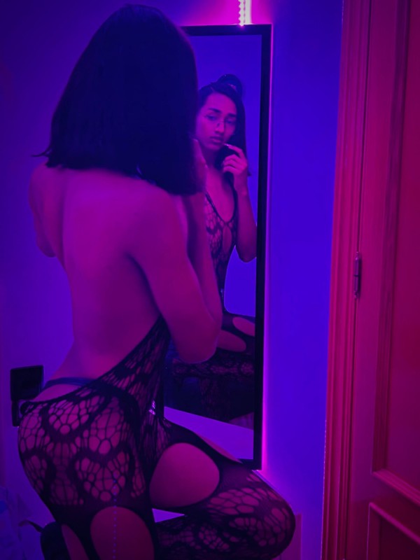 TRANS SUPER FEMENINA CON POLLA LECHERA