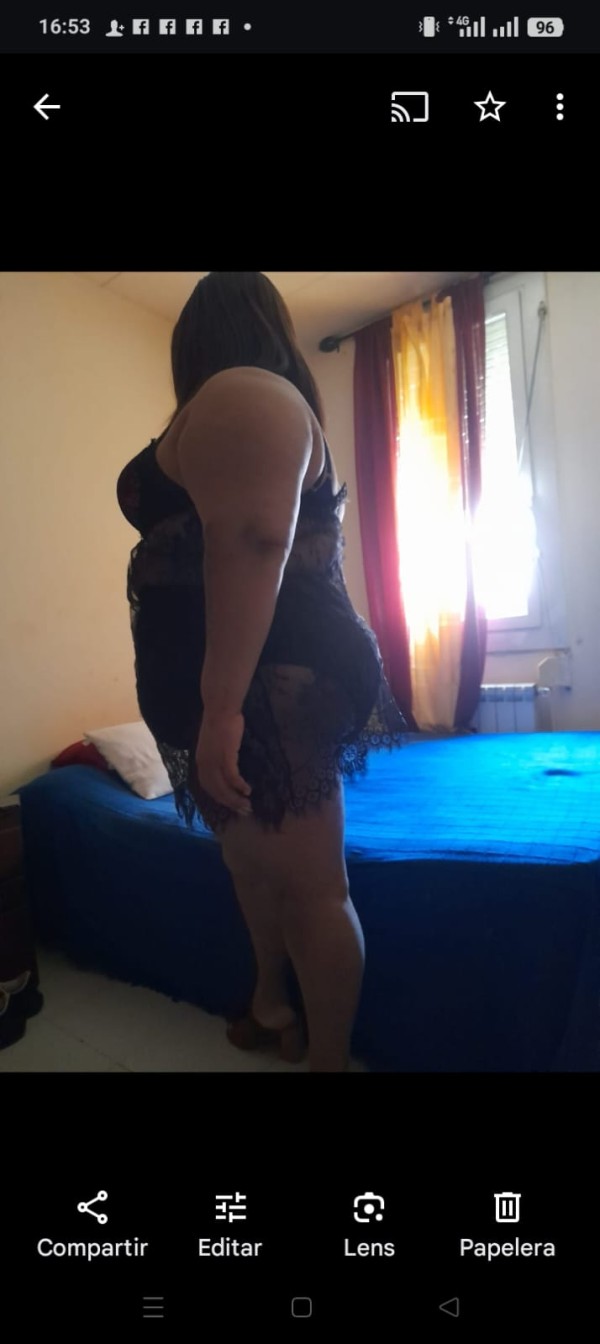 Sensual ardiente complaciente y de pechos grandes