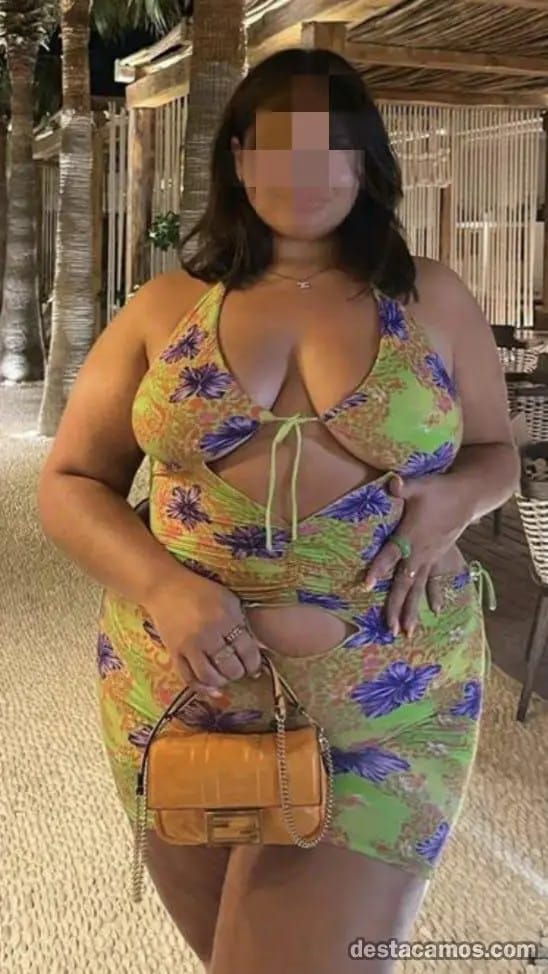 Sensual ardiente complaciente y de pechos grandes