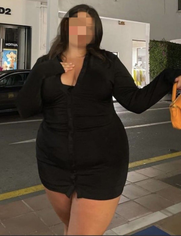 Sensual ardiente complaciente y de pechos grandes