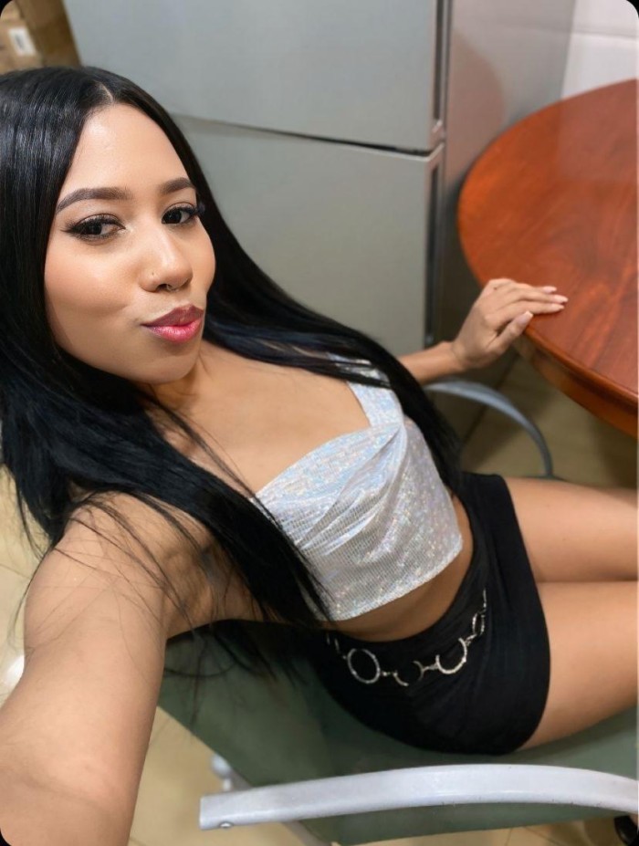 LATINA FIESTERA ARDIENTE