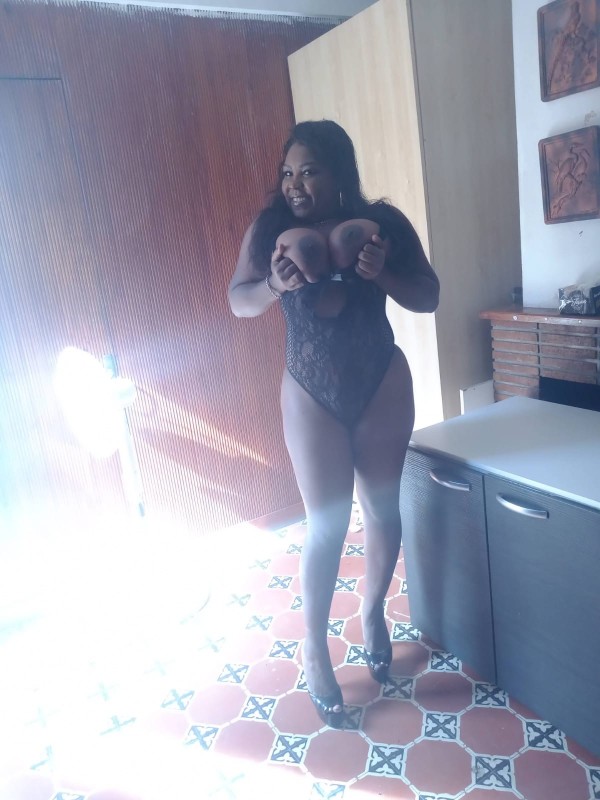 DE REGRESO EN REUS COLOMBIANA PECHUGONA XXL
