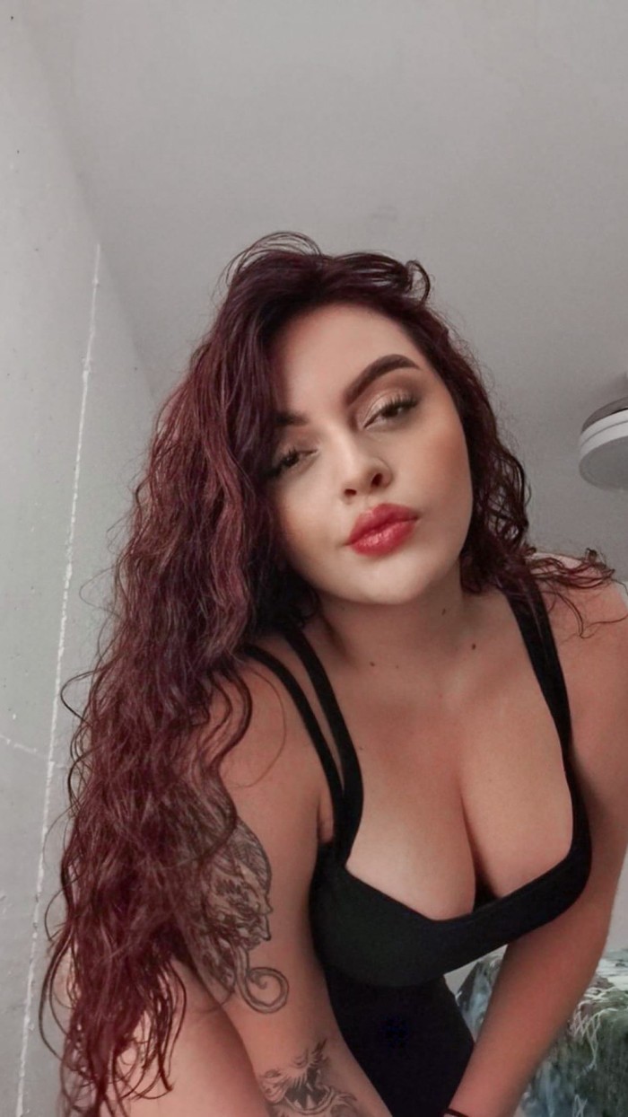 Pelirroja sexy cachonda fiestera