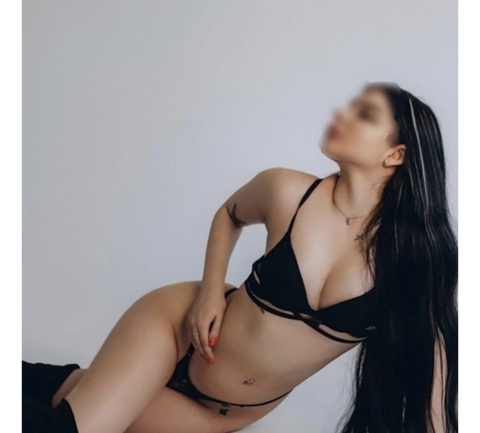 Latina muy juguetona, guarilla y muy cachonda