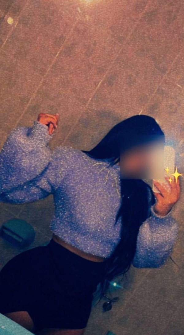 Joven culona natural con curvas morenas, fiestera,