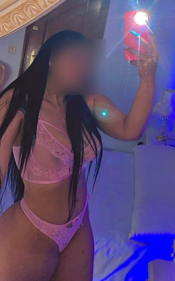 Joven culona natural con curvas morenas, fiestera,