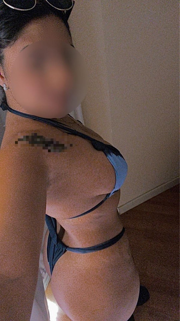 Joven culona natural con curvas morenas, fiestera,