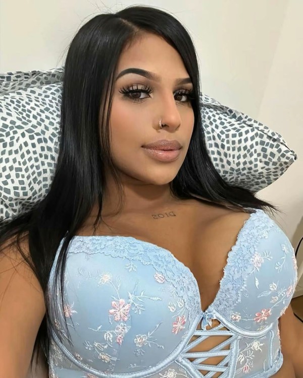 CARIÑOSA ESPAÑOLITA,  APASIONADA