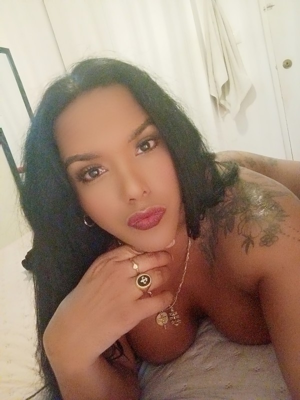 Fiestera ansiosa de un buen sexo caliente y mojaditos