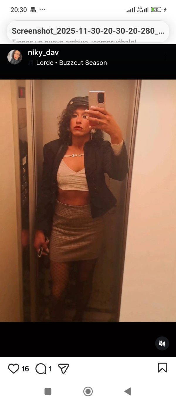 Elegante y seductora latina