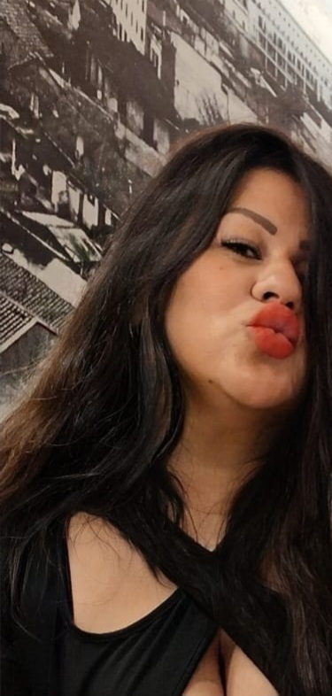 Morena de ricas curvas y con ganas de buen sexo