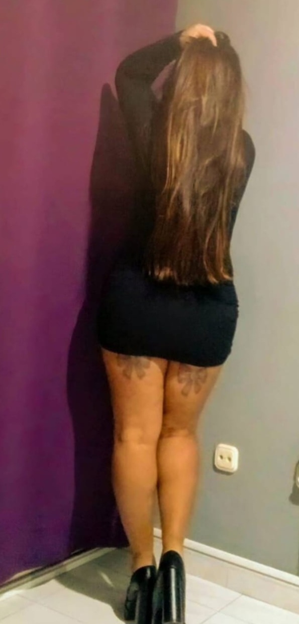 Morena de ricas curvas y con ganas de buen sexo