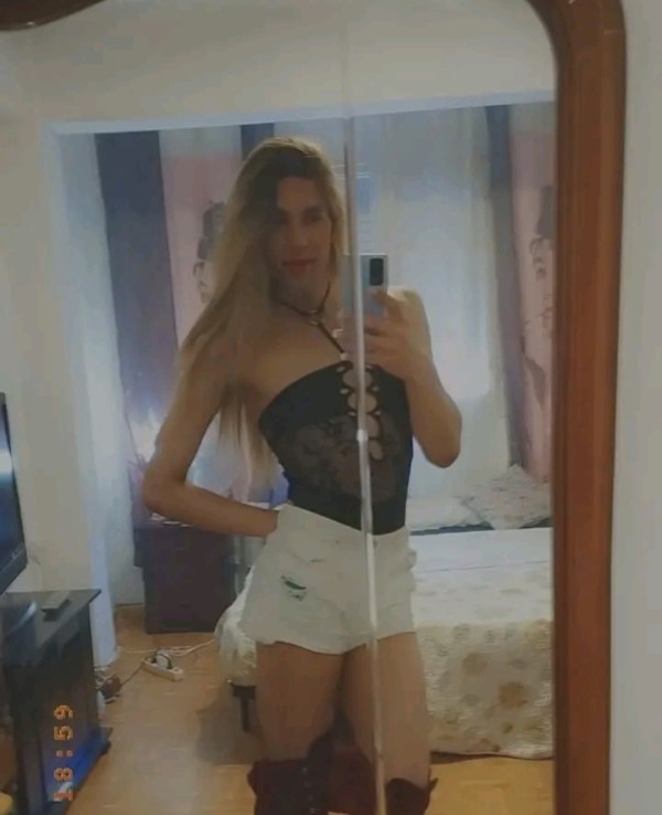 Chica trans guapa rubia alta maja dispuesta disponible 24/7