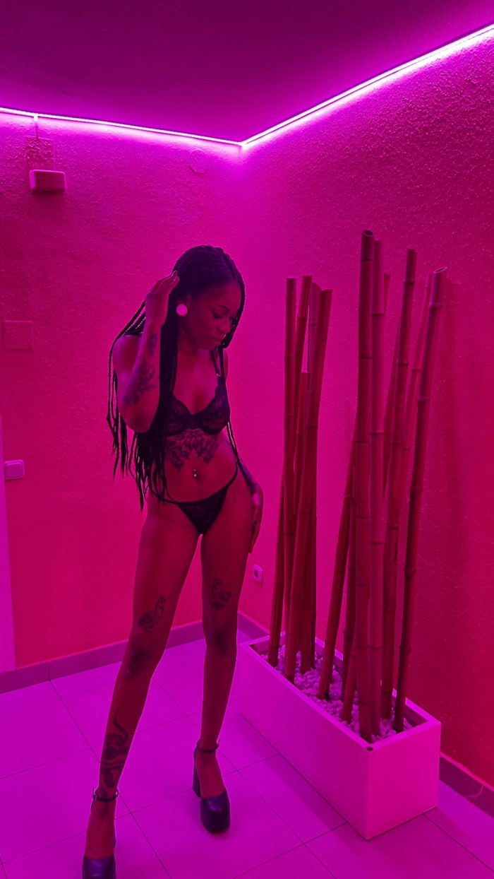 chica con cuerpo delgado  y natural que le encanta