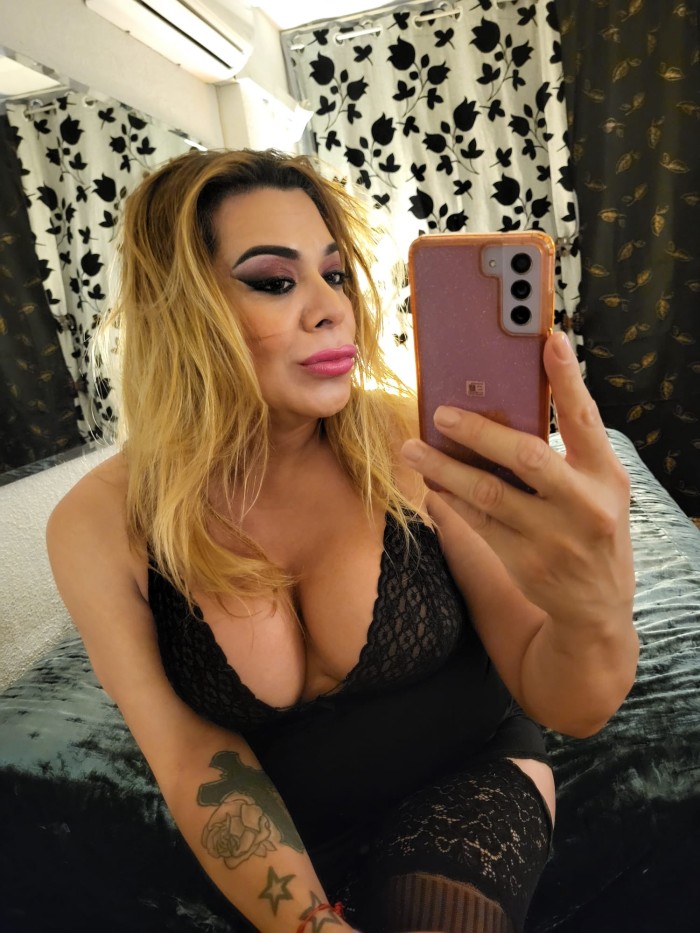 VIOLETA FERRER TRANS MASAJISTA EROTICA MANOS DE SEDA MÁGICAS EN FUENGIROLA