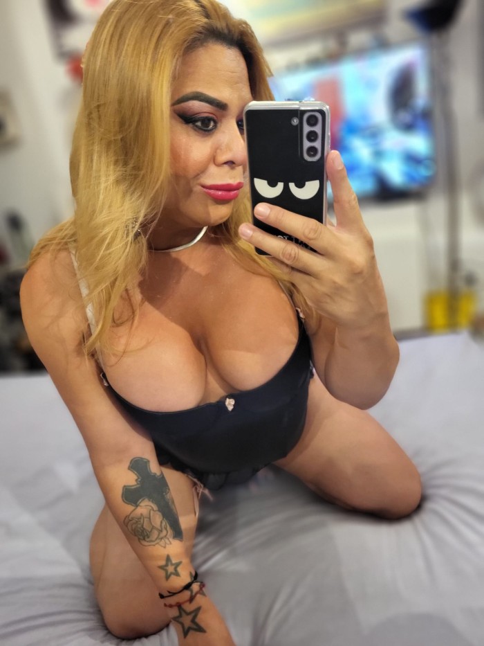 VIOLETA FERRER TRANS MASAJISTA EROTICA MANOS DE SEDA MÁGICAS EN FUENGIROLA