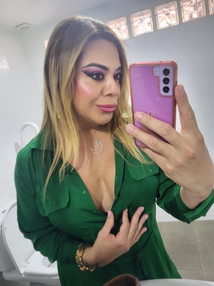 VIOLETA FERRER TRANS MASAJISTA EROTICA MANOS DE SEDA MÁGICAS EN FUENGIROLA