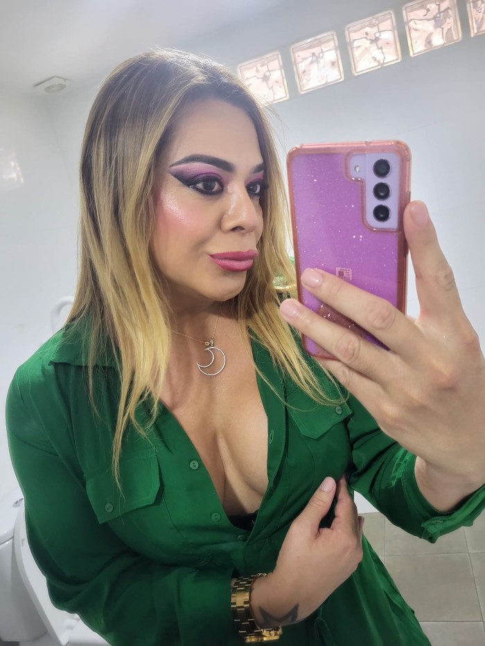 VIOLETA FERRER TRANS MASAJISTA EROTICA MANOS DE SEDA MÁGICAS EN FUENGIROLA