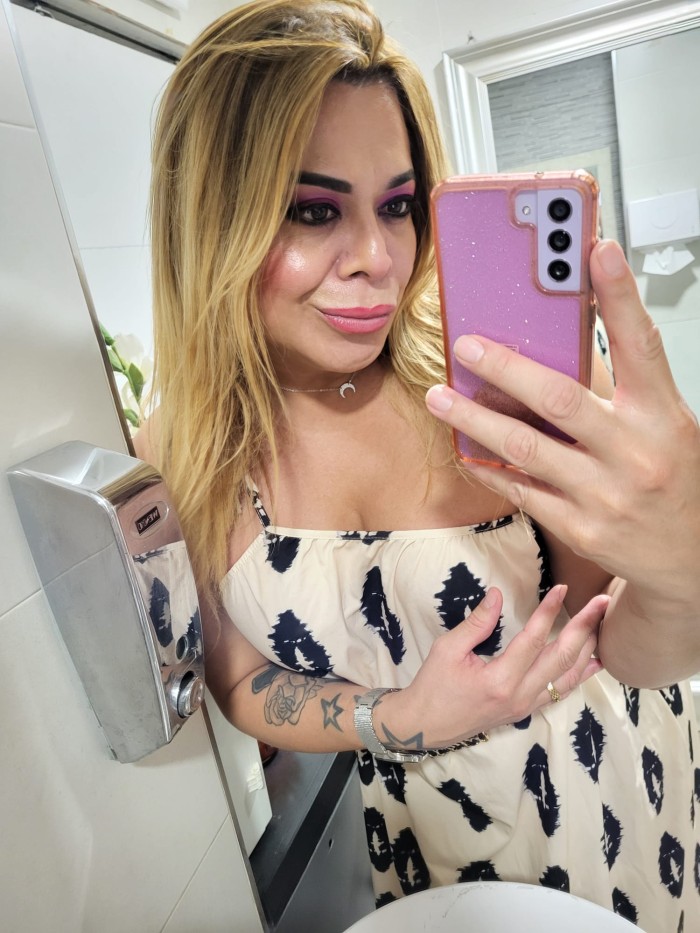 VIOLETA FERRER TRANS MASAJISTA EROTICA MANOS DE SEDA MÁGICAS EN FUENGIROLA