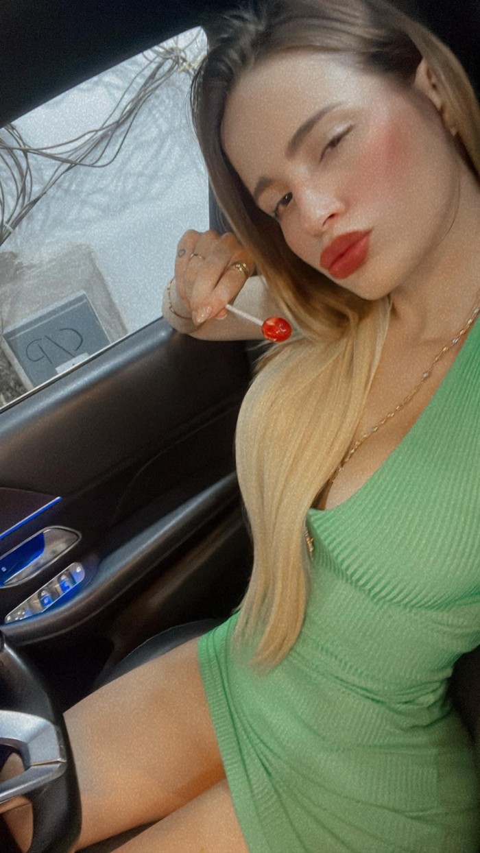 Hola soy vivi hermosa colombiana 23 años