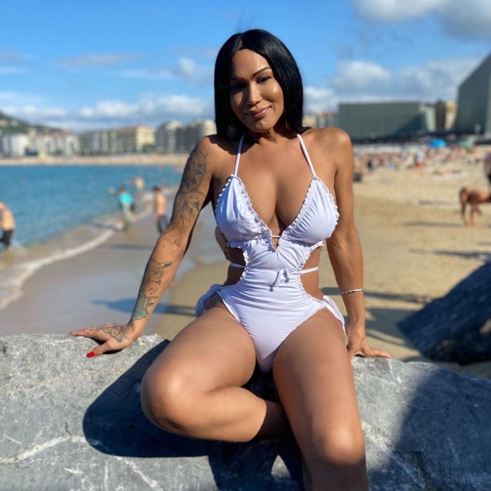 MISTERIOSA MORENA DOMINANTE 24 HORAS