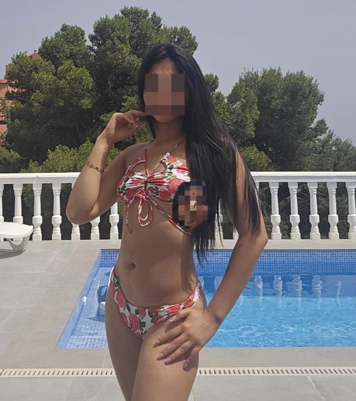 MUJER CARIÑOSA COMPLACIENTE DISPUESTA EN ORDICIA