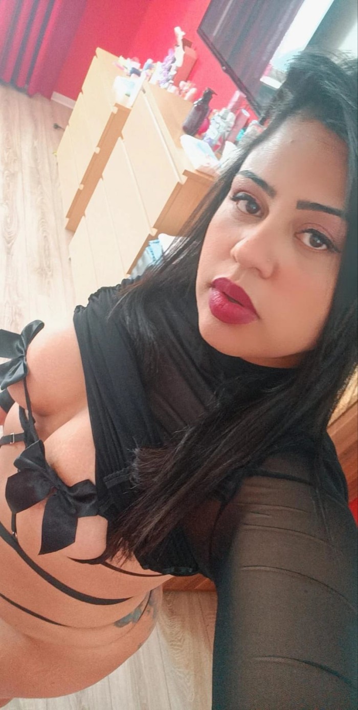 Preciosa brasileña experta en GRIEGO Y FRANCES