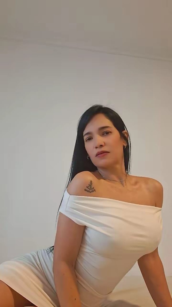 ALICIA. ESTOY ABURRIDA EN MI PISITO ¿FOLLAMOS?