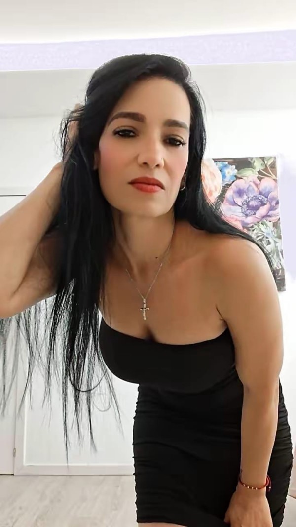 ALICIA. VEN Y NOS GOZAMOS JUNTOS HOY AMOR.