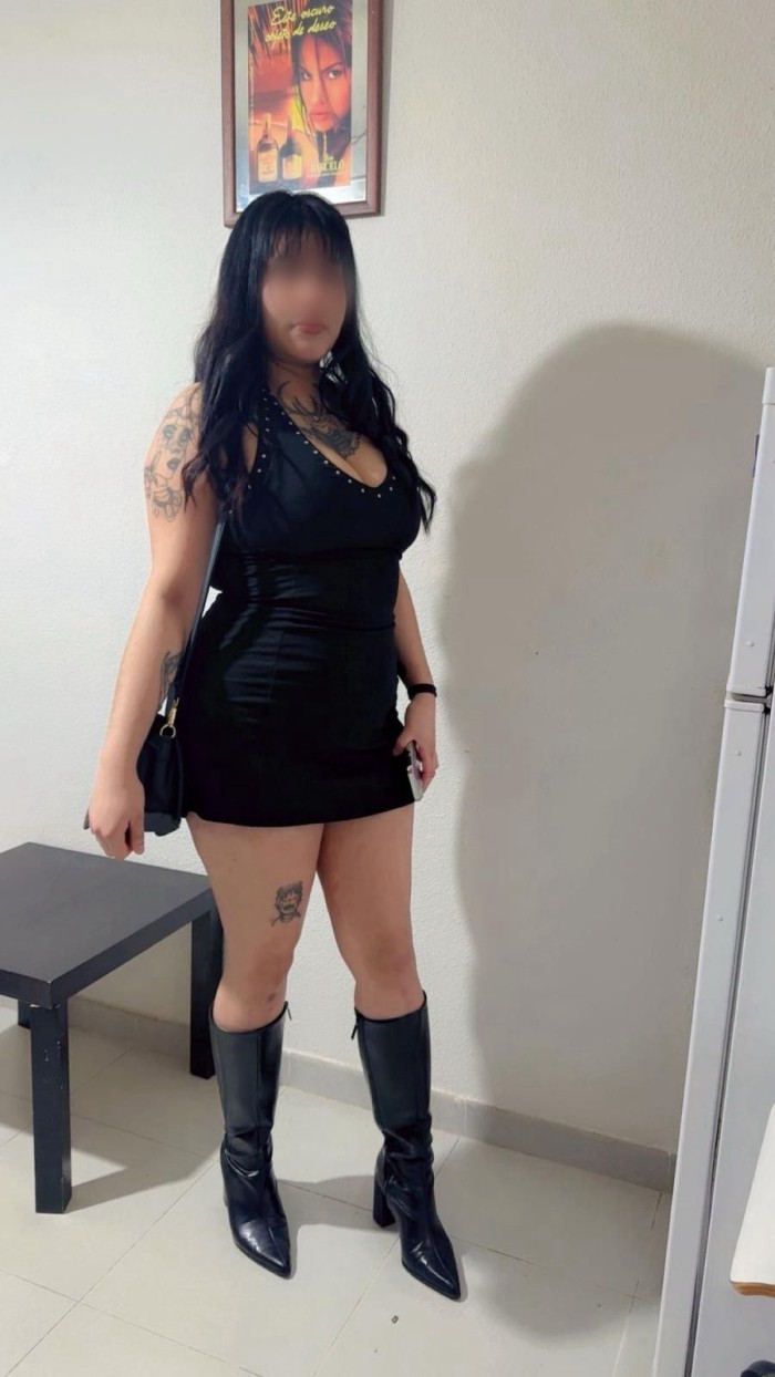 Preciosa joven de grandes pechos naturales