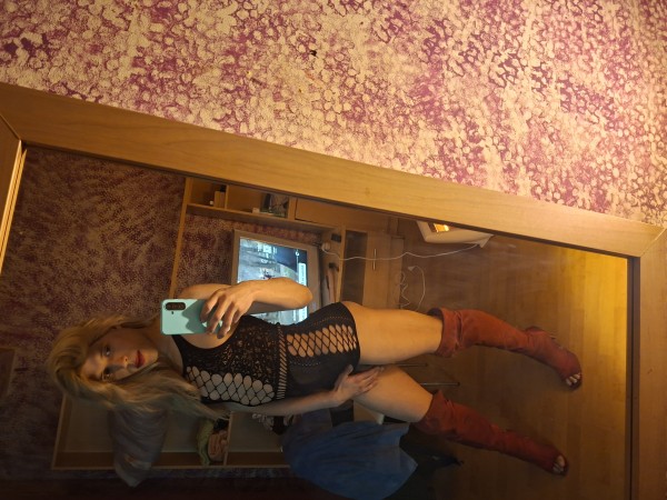 Chica trans guapa rubia alta maja dispuesta disponible 24/7