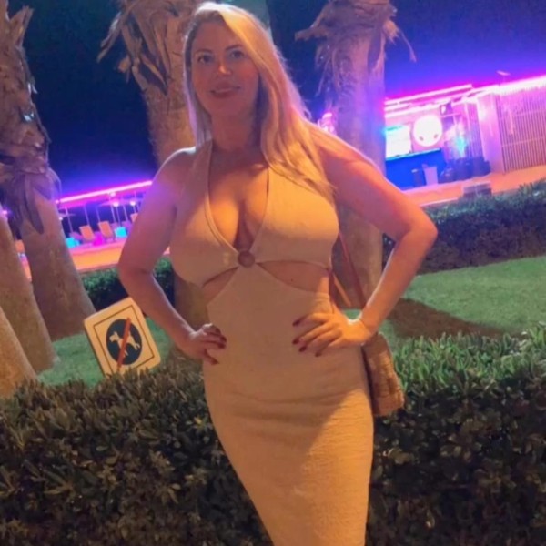 Brasileña sexy tetas  grandes recién llegada