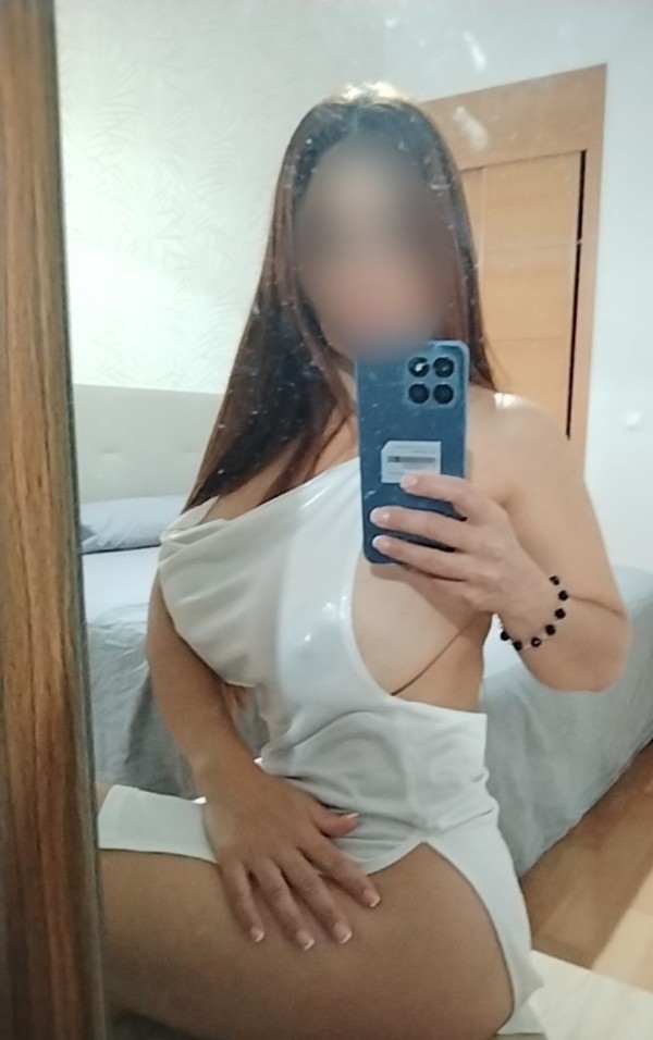 Hermosa latína con cuerpazo todo natural