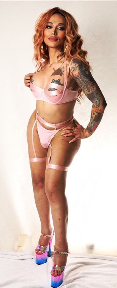 UNA MAGNIFICA PORNO STAR, FOLLADORA, POLLONA Y MÁS