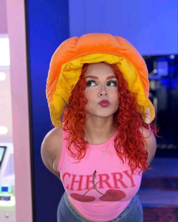 Valentina pelirroja bisexua fogoza novedad sevilla