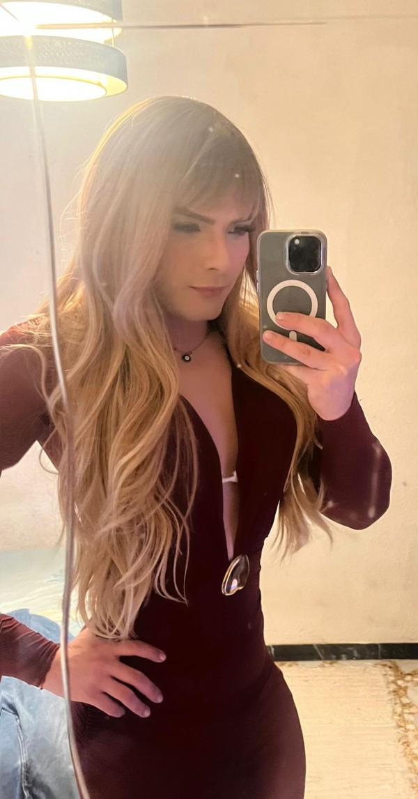 Trans femenina lechera muy activa pollón duro