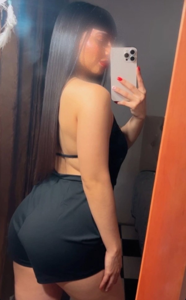 Monse recién llegada con ganas de sexo