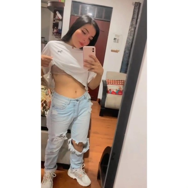 Divertida jovencita aquí para complacerte