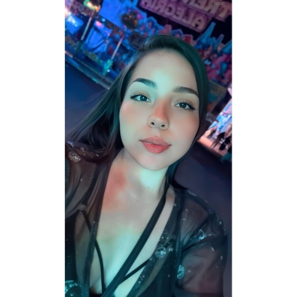 Divertida jovencita aquí para complacerte