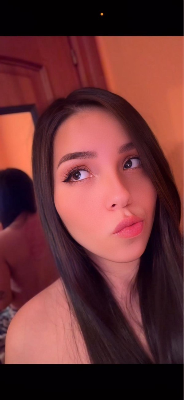 Divertida jovencita aquí para complacerte