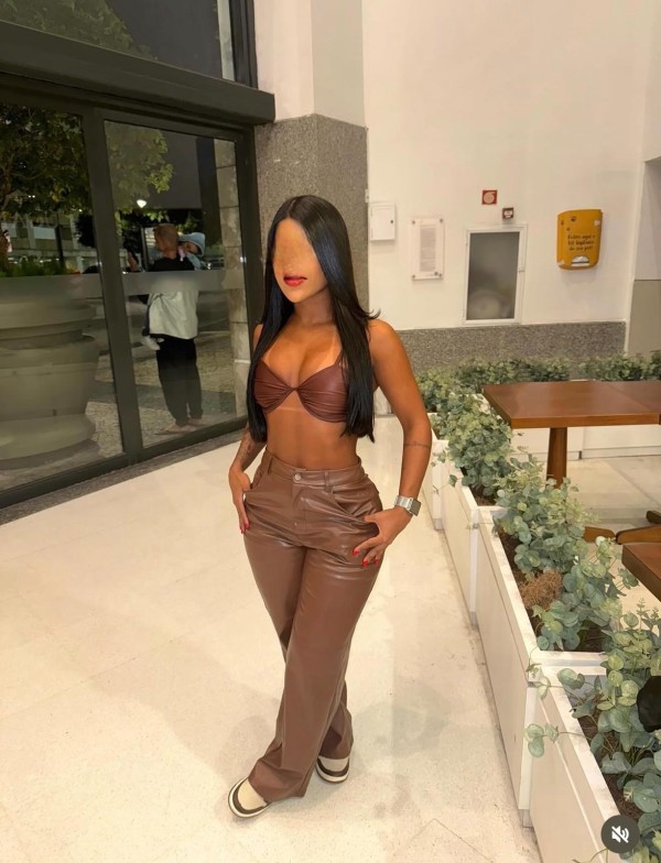 RUBIA MUY COMPLACIENTE