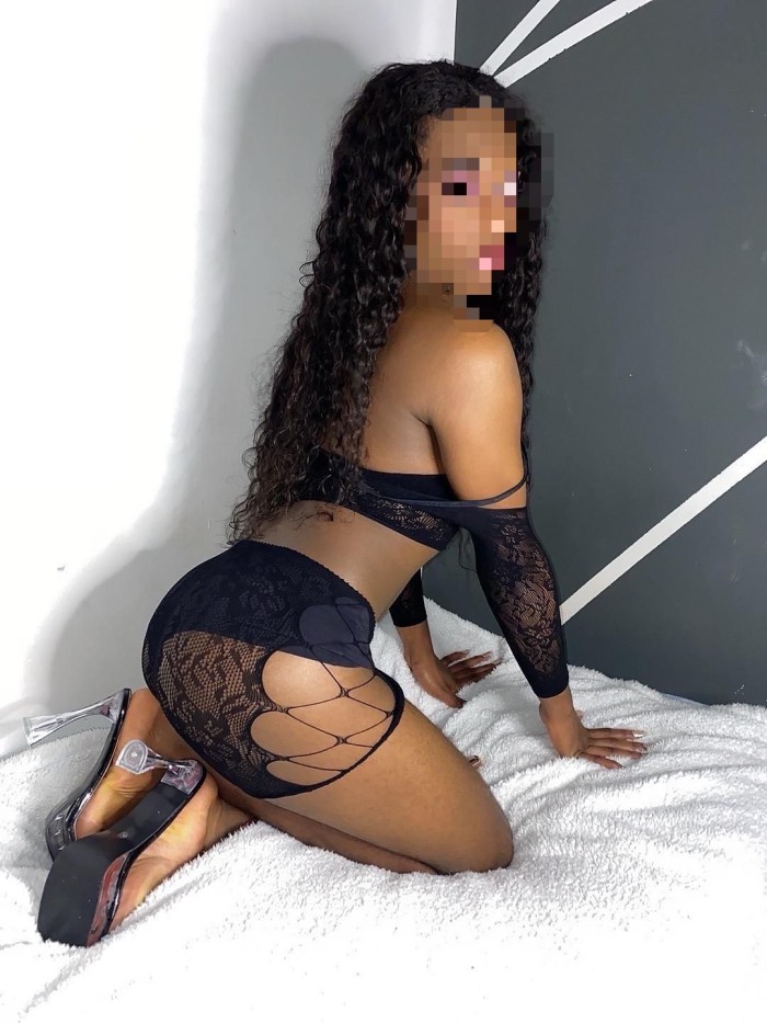 ESTOY MUY CACHONDA CON GANAS DE QUE ME COMAS EL CU