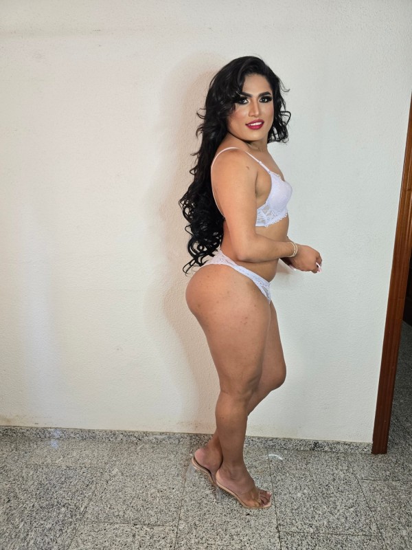 Complaciente morena pollona fiestera