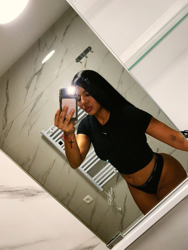 NOVEDAD, VALENTINAUNA MUJER CALIENTE QUE DISFRUTA