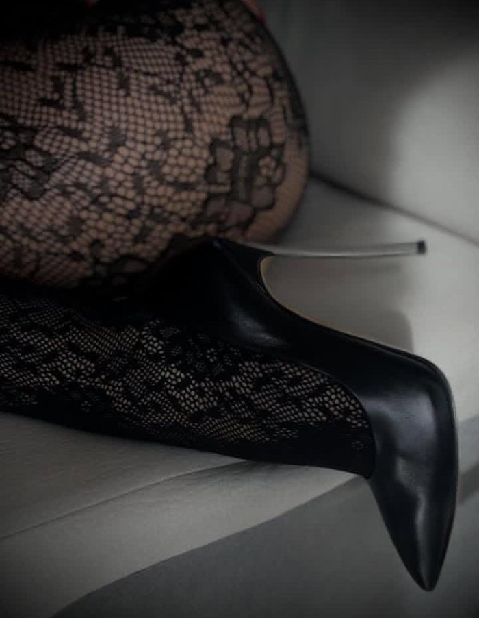 MUY COMPLACIENTE, FIESTERA, SIMPÁTICA CACHONDA