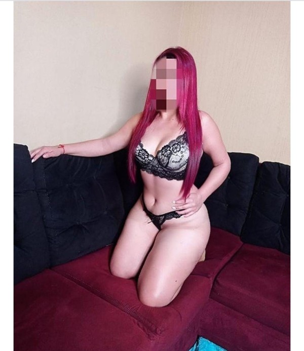 UNA SEXI PELIRROJA COQUETA