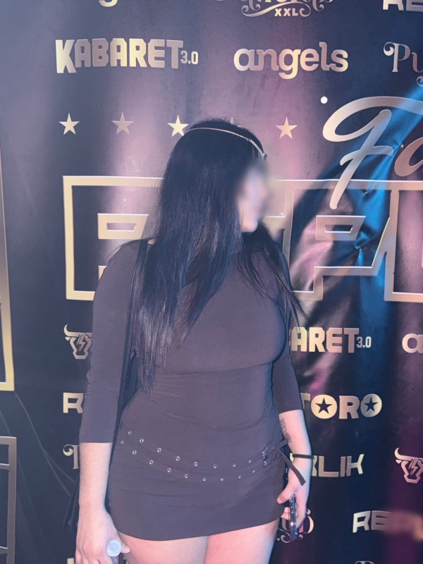 Preciosa joven de grandes pechos naturales