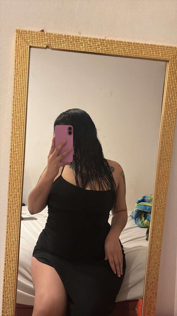 Preciosa joven de grandes pechos naturales