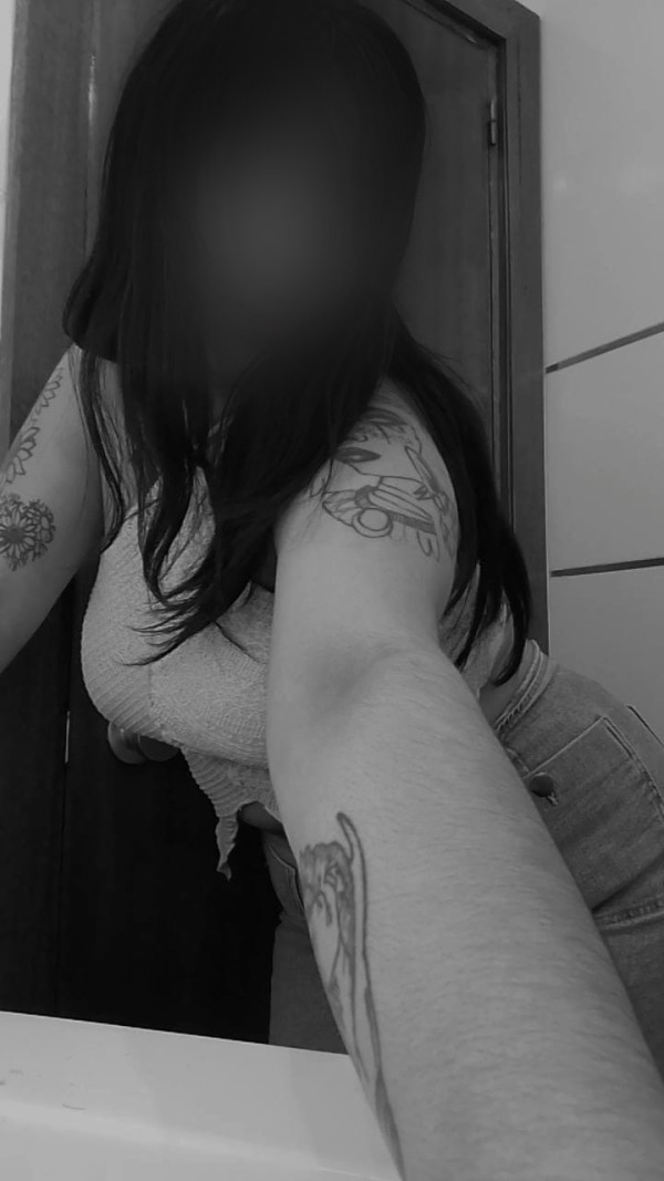 Preciosa joven de grandes pechos naturales