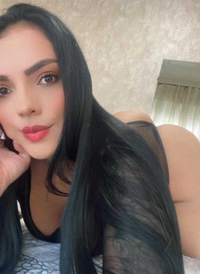 MUJER COMPLACIENTE SIN LIMITES EN LA CAMA EN USERA